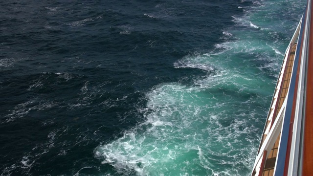 海洋中游船尾流的侧视图视频素材