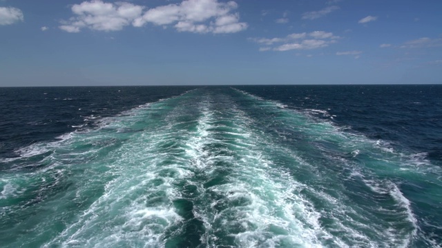 海洋中游船尾流的侧视图视频素材