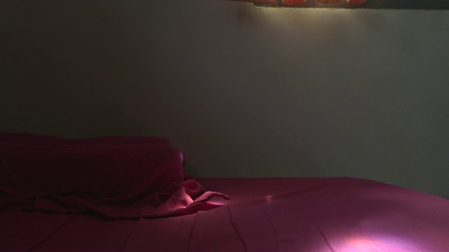 早晨的阳光从窗户粉红色的床多莉拍摄视频素材