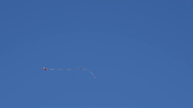 在晴朗的日子里，五颜六色的风筝在天空中飞翔视频下载