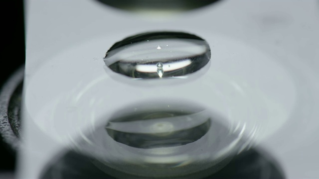 在显微镜下对水滴的详细分析视频下载