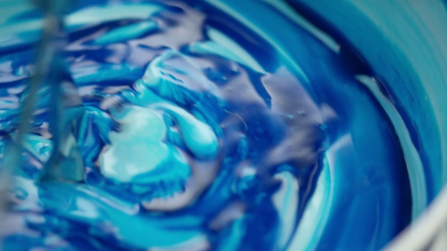 在实验室里，将蓝色液体加入到搅拌机中搅拌成白色奶油视频下载