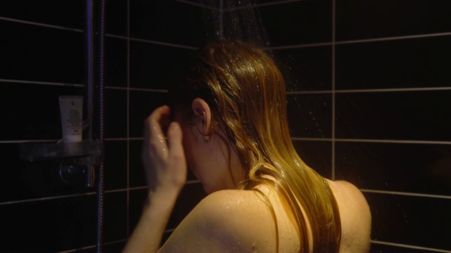 年轻女子在漂亮的浴室里洗澡视频素材