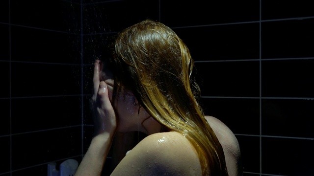 年轻女子在漂亮的浴室里洗澡视频素材