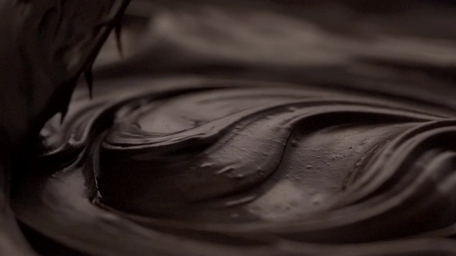 手工麦芽混合黑巧克力。——股票视频视频下载