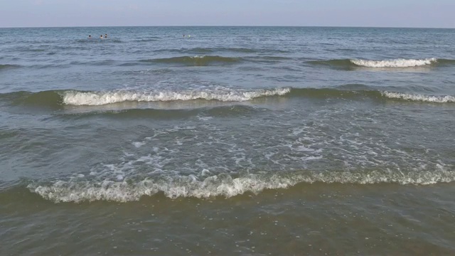 美丽的海浪在海里视频素材