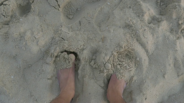 沙滩上的双腿视频素材