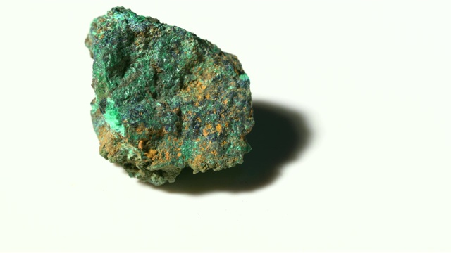 蓝铜矿矿物样品在旋转与白色背景视频素材