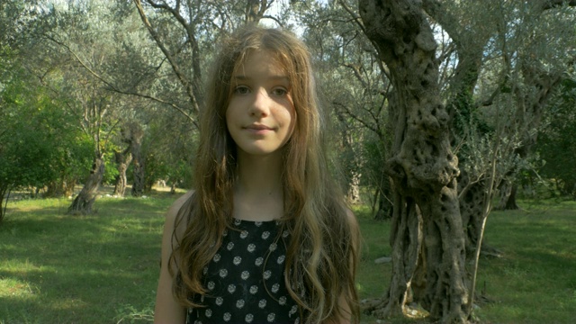一个女孩在橄榄林视频下载