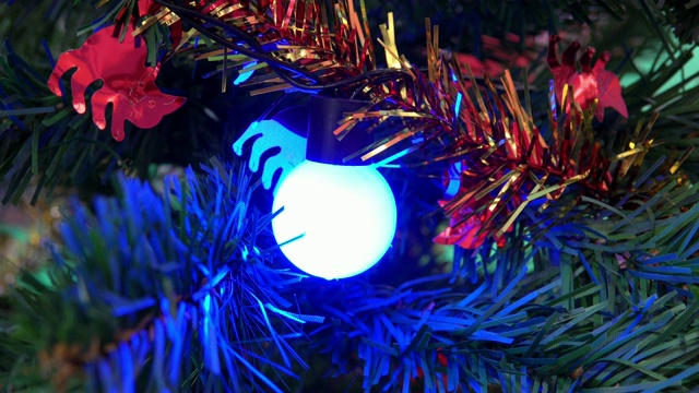 特写灯和球装饰圣诞树视频素材