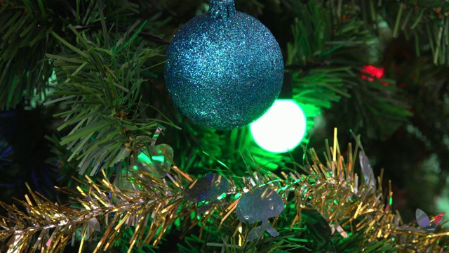 特写灯和球装饰圣诞树视频素材