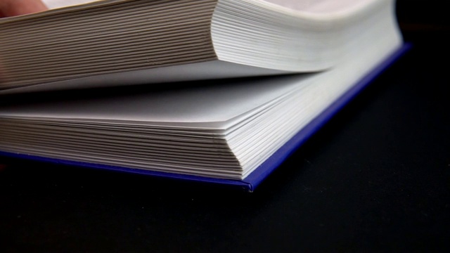 书的书页在缓慢地翻动视频素材
