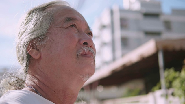 60年代男人的肖像，亚洲老人看起来快乐和自信。视频素材
