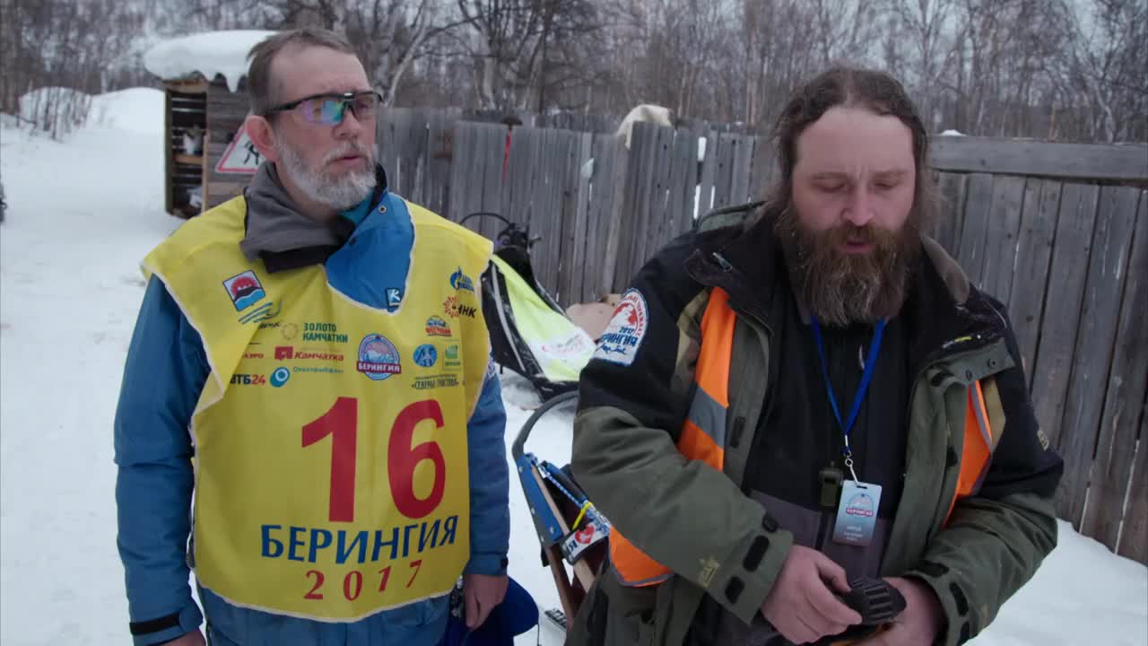 参加白令陆桥雪橇比赛的狗拉雪橇者，其中一位是牧师，在出发前唱歌祈祷，埃索，堪察加半岛，俄罗斯。视频下载