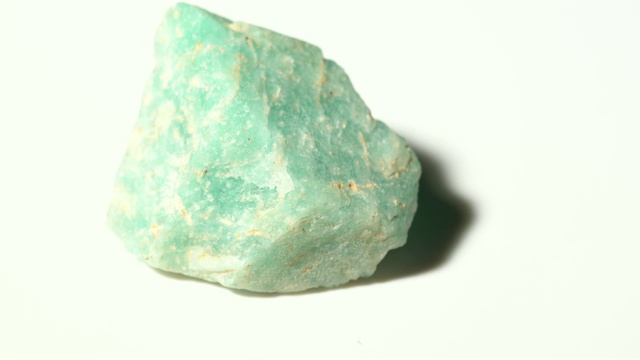 以白色背景旋转的海蓝宝石矿物石样视频下载