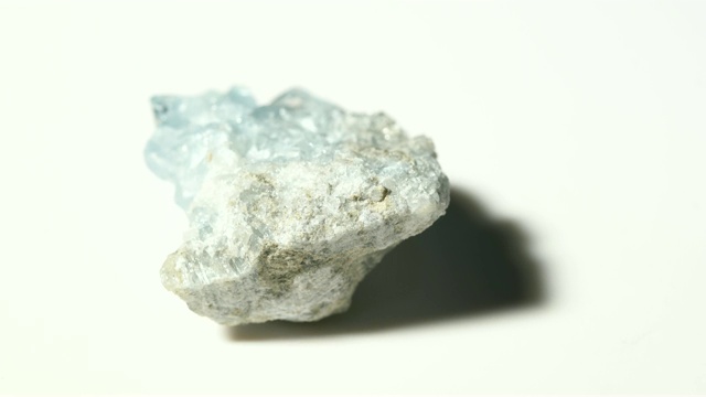 蓝晶石矿物样品在旋转与白色背景视频素材