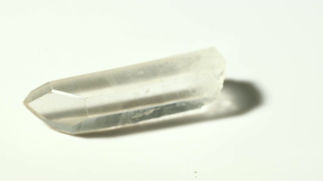 单晶矿物石头样品在旋转与白色背景视频下载