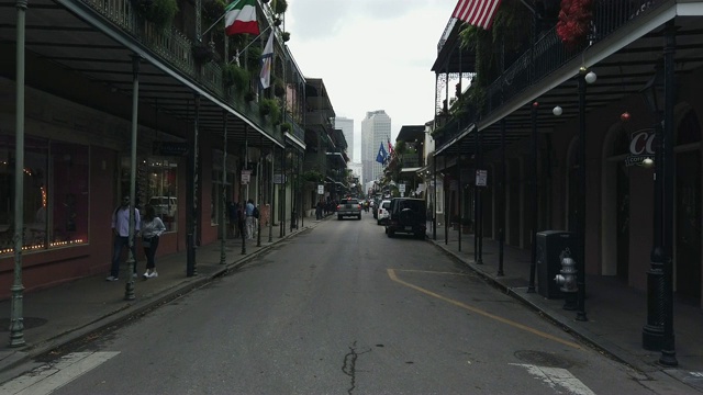 皇家街(商店和酒吧)在新奥尔良的法国区白天视频下载