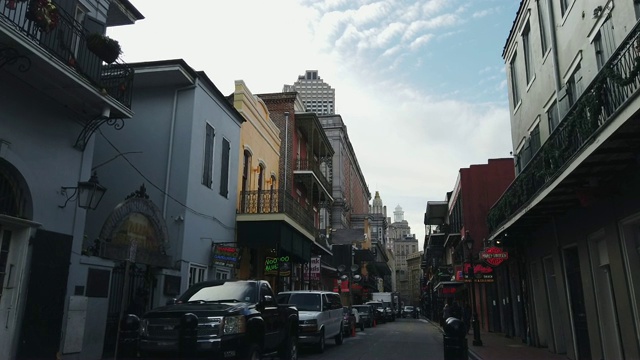 波旁街(商店和酒吧)在新奥尔良的法国区白天视频下载