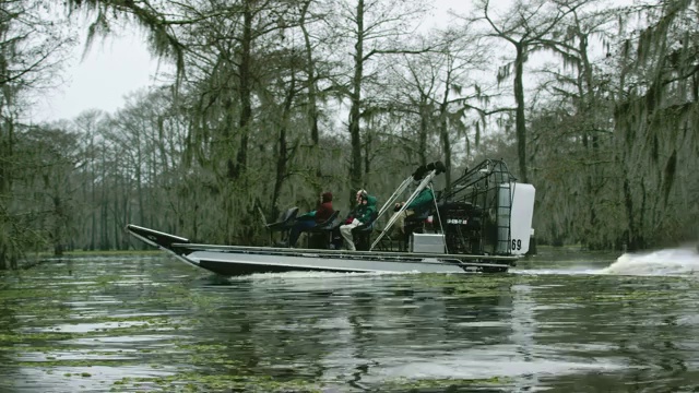 在路易斯安那州南部阴天下的阿查法拉亚河盆地沼泽的飞艇沼泽之旅视频下载