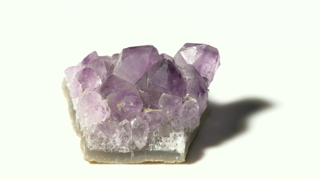 白色背景的紫水晶簇矿物样品旋转视频下载