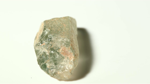 多包裹体水晶(花园水晶)矿物石头样品在旋转与白色背景视频下载