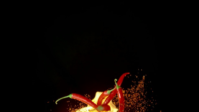 飞行燃烧辣椒和香料。高速，幻影Flex 4K视频素材