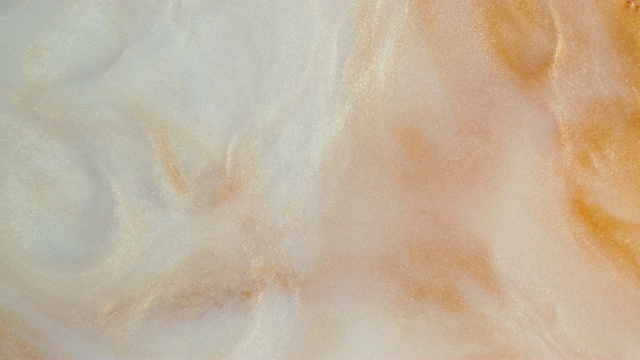 彩色的金色沙子在彩色的液体中有机地移动视频素材