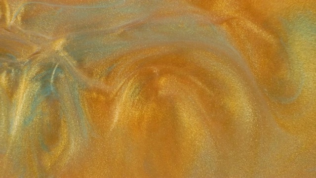 彩色的金色沙子在彩色的液体中有机地移动视频素材