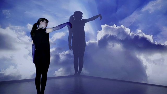 一个女舞者身上的云景投影视频素材