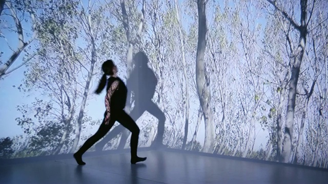树投射在女舞者身上视频素材