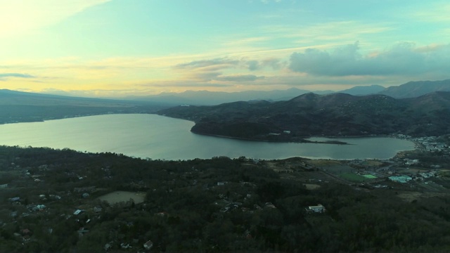 黄昏时的山中湖和富士山视频下载