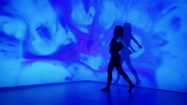 多色背景投影在一个女舞者上视频素材