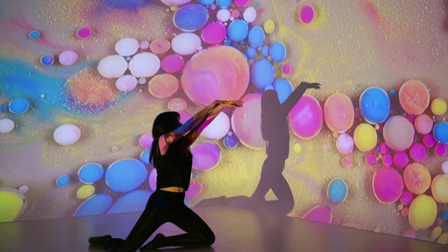 多色背景投影在一个女舞者上视频素材