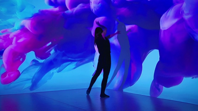 女舞者身上的彩色墨水投影视频素材