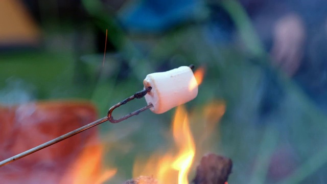 在火上融化棉花糖视频素材
