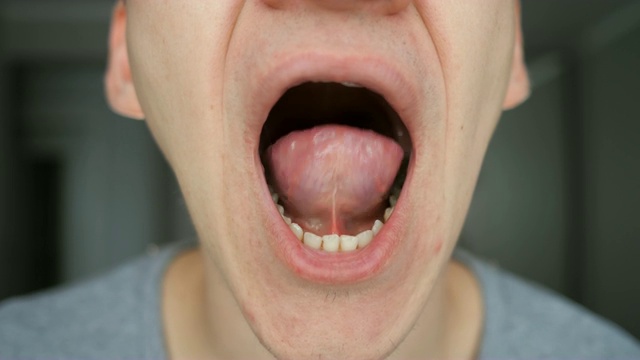 男人的特写显示了他的嘴，舌头和牙齿视频下载