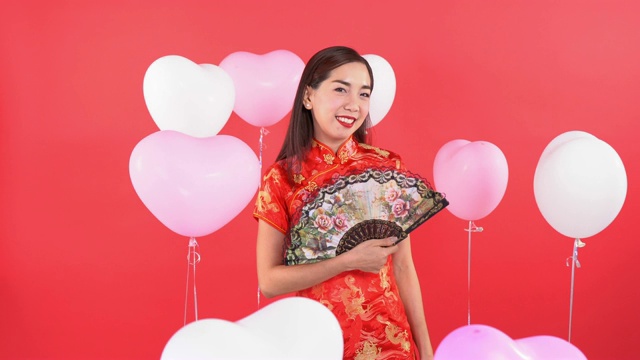 穿着中式服装和气球的女人视频下载
