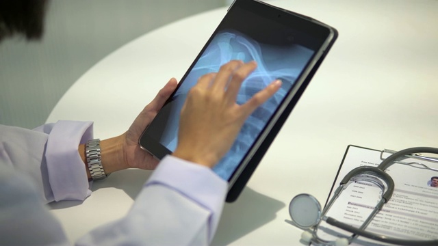 医院里有平板电脑的女医生视频下载