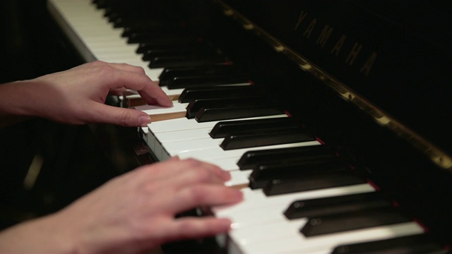 在钢琴上演奏旋律和和弦视频素材