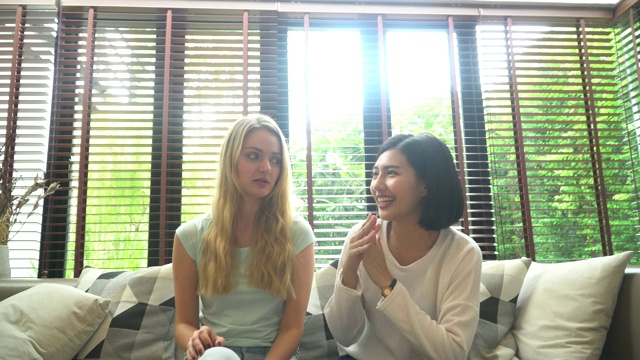 两个女人坐在沙发上聊天视频素材