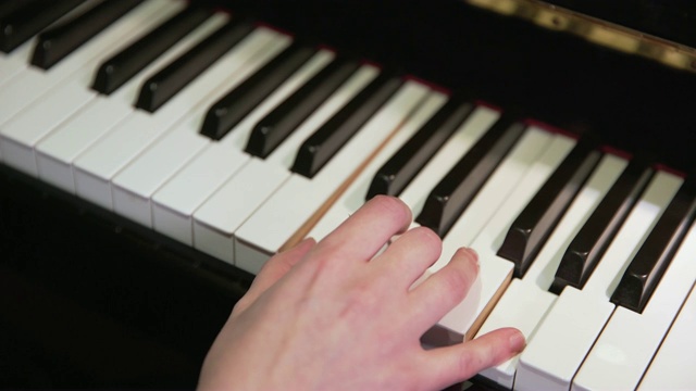 在钢琴上弹奏的键的高角度视图视频素材