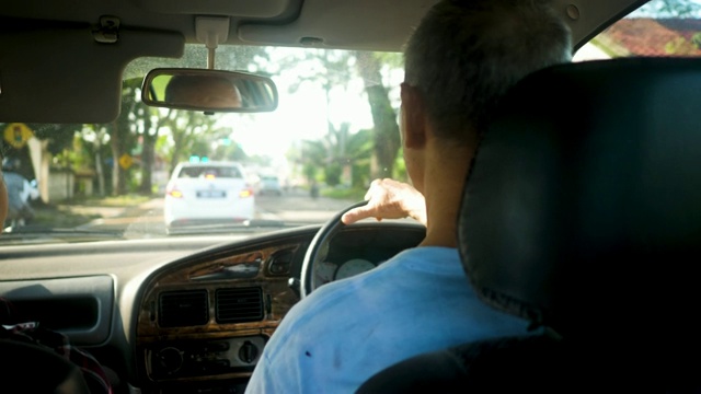 驾驶汽车在槟城路马来西亚。视频下载