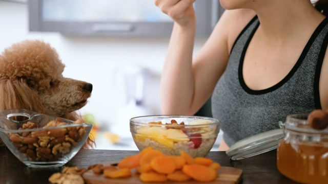 一名年轻女子在锻炼后吃健康的燕麦片。视频素材
