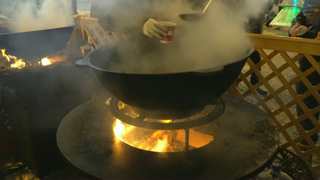 街边小吃，炉火上的热锅里的热红酒视频下载