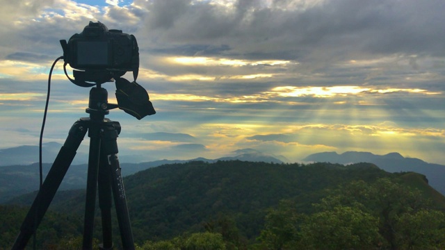 摄像机在山顶拍了一张照片视频素材