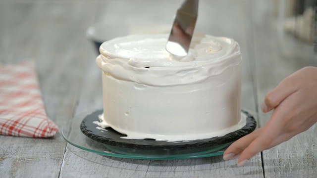用奶油装饰蛋糕。烹饪大师班设计蛋糕，假日奶油蛋糕。视频下载