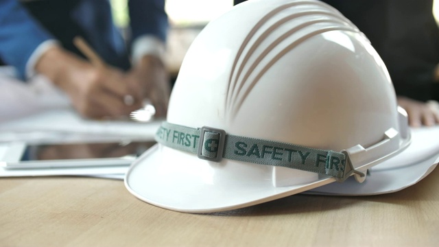 安全帽和工程师或建筑师的背景，安全第一的概念视频下载