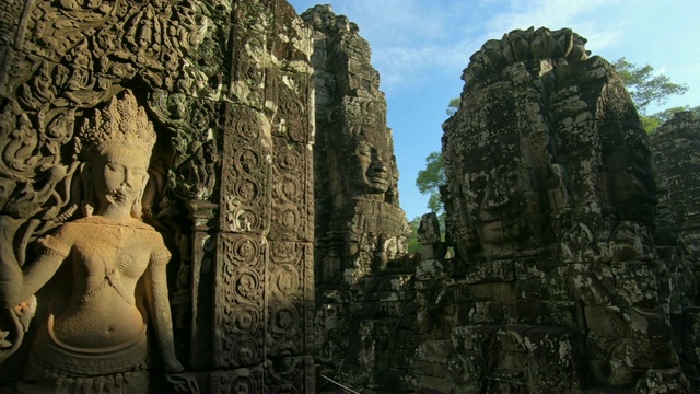 柬埔寨，暹粒，吴哥窟，古老的石头朝向巴戎寺视频下载