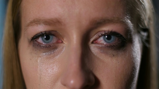 哭的女人，睫毛膏流到脸上视频素材